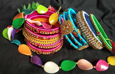 https://www.himanshuartinstitute.com/art-and-craft-workshops/drawing-painting-art-and-craft-workshop-for-ladies/art-and-craft-workshops-for-ladies/thumbs/online-offline-bangles-making-workshop-for-ladies.jpg